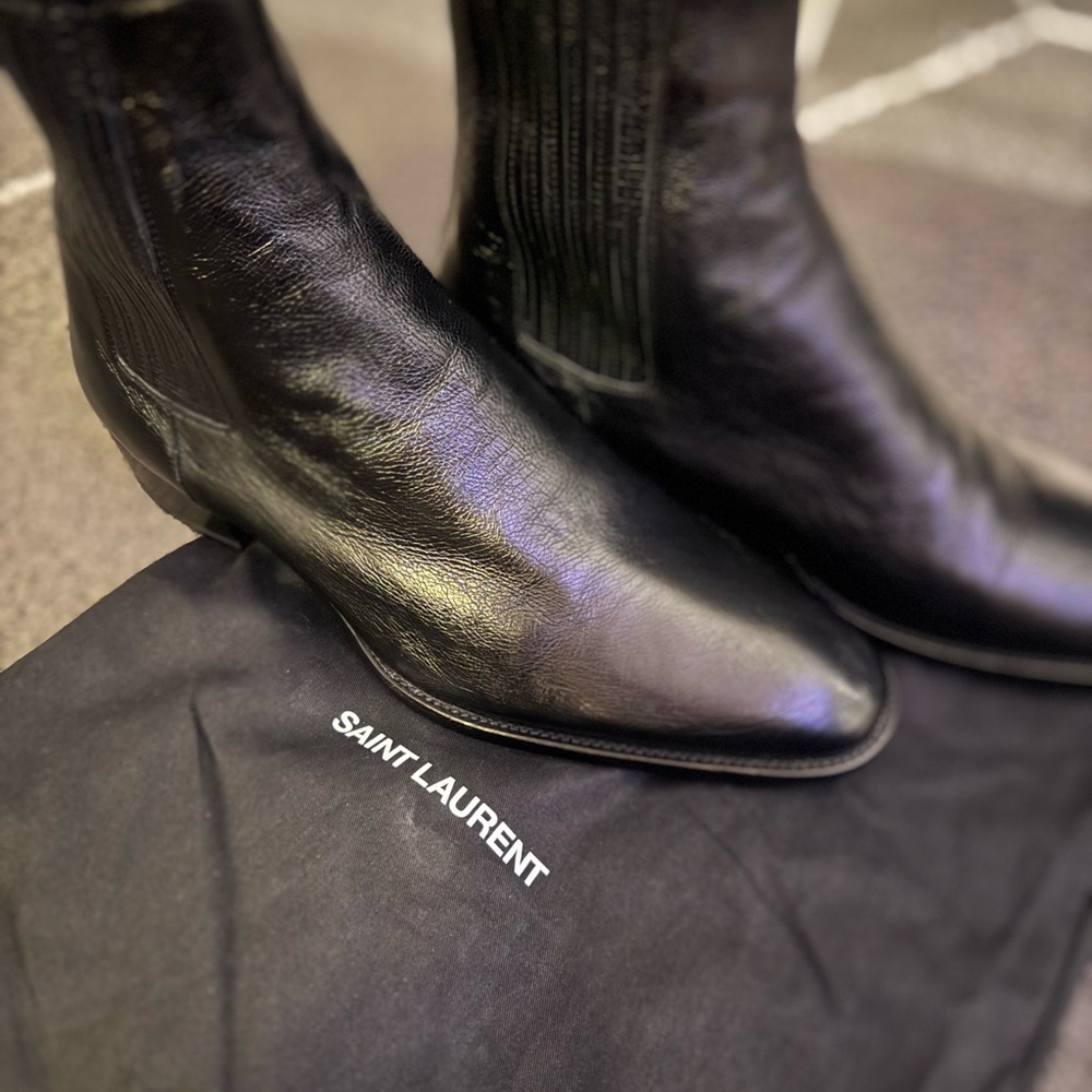 Saint Laurent Glossy Black Leather Shoes